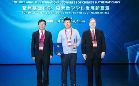 رياضياتيّ صاعد يُعيد اكتشاف نفسه في الصين: وو منغ يعود من فنلندا ليُحقّق إنجازًا تاريخيًّا في حلّ مقترح هيلِيل فورستِنبرغ