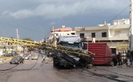 في الميناء.. العاصفة تسقط عمود الكهرباء