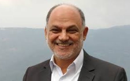 روجيه عسّاف بين الإيمان والمسرح: قراءة في حلقة مميزة من برنامج "بين الشاعر"