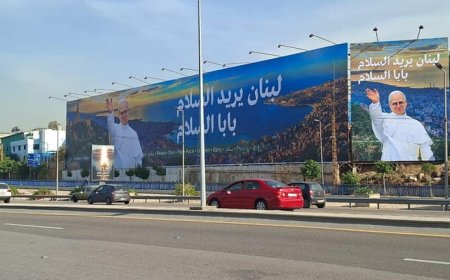 ترحيب بـ "بابا السلام".. على طريق المطار