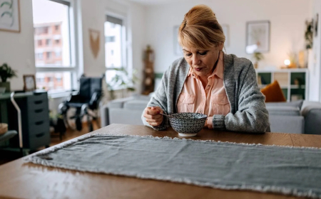 لكبار السن.. لا تتناولوا الطعام بمفردكم !