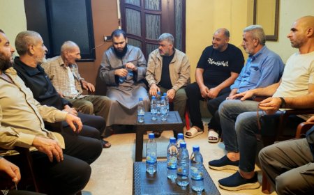 "حماس" زارت عائلات شهداء الغارة في مخيم  عين الحلوة