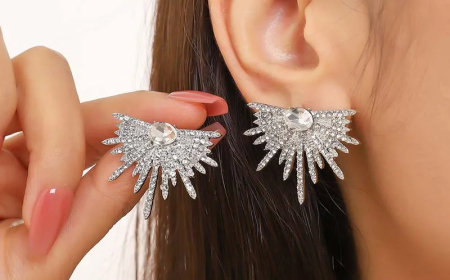 أقراط الثمانينيات تعود بريقاً ساحراً على منصات لندن لربيع وصيف 2026