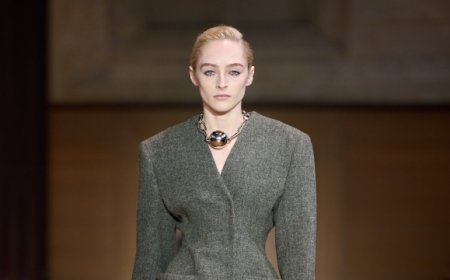 صيحة شتاء 2026: بليزر بلا ياقة بإطلالة أنيقة بلا مجهود