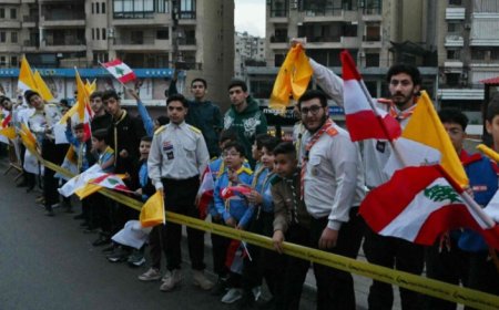 الآلاف من كشّافة المهدي يصطفّون على طريق المطار ترحيبًا بالبابا