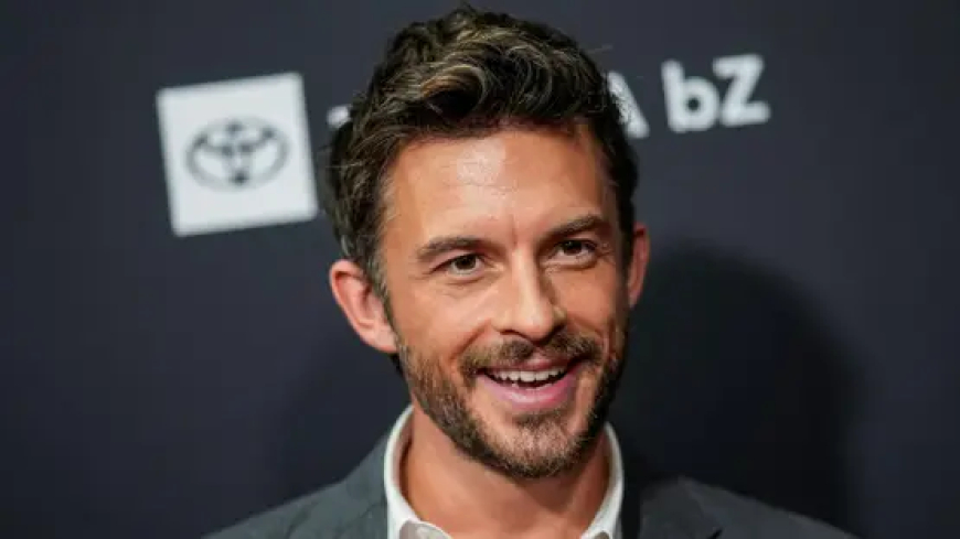 جوناثان بيلي "الرجل الأكثر جاذبية" لعام 2025