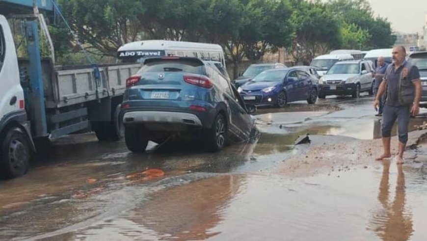 انهيار طريق وسقوط سيارات