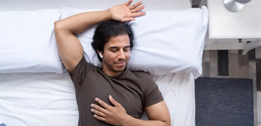 النوم بسماعات الأذن قد يؤدي لهذا المرض