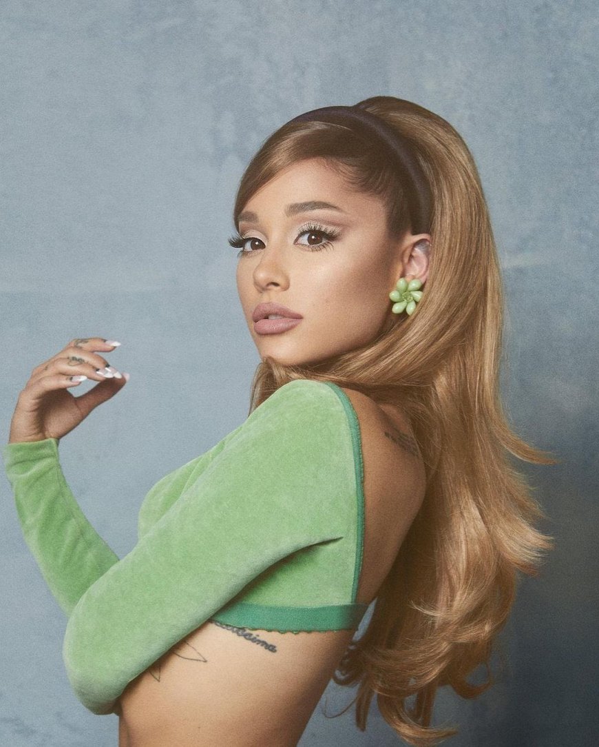 أريانا غراندي تخطف الأنظار بإطلالة زمردية ساحرة من عالم Wicked