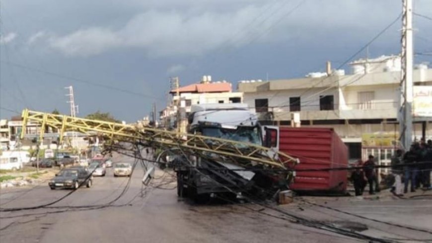 في الميناء.. العاصفة تسقط عمود الكهرباء