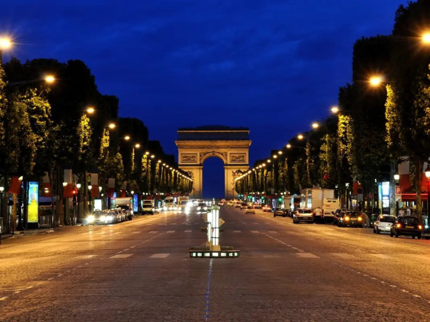 بالصور.. معالم باريس السياحية والأثرية