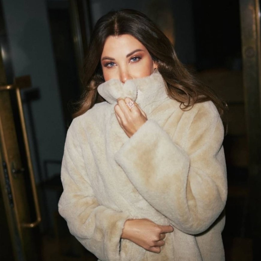 نانسي عجرم تتألق بفستان ذهبي ومعطف أناقة شتوية لا تُقاوم