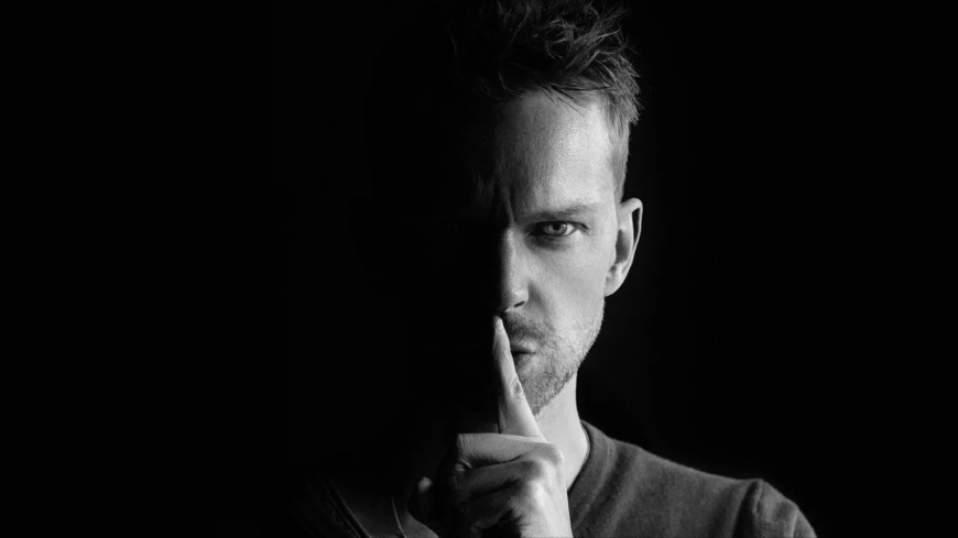 5 إشارات خطيرة تكشف الرجل النرجسي… هل صادفت أحدهم دون أن تدري؟