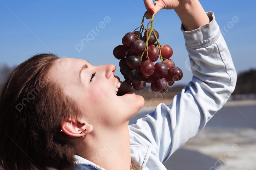 هل يختلف العنب الأحمر عن الأخضر من الناحية الصحية؟