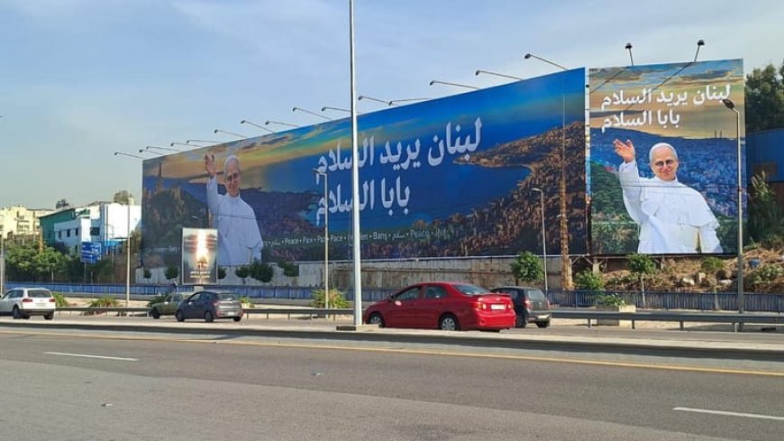 ترحيب بـ "بابا السلام".. على طريق المطار