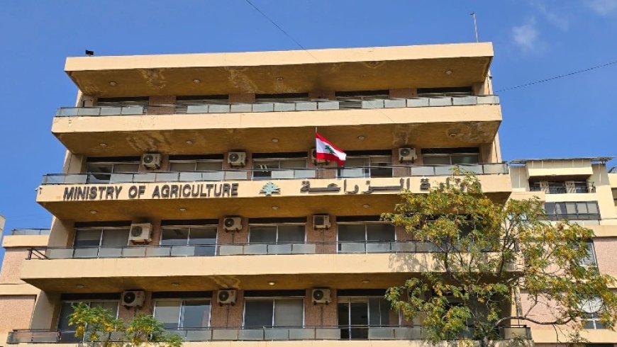 وزارة الزراعة تحتفل بالاستقلال وترفع علما جديدا فوق مبناها