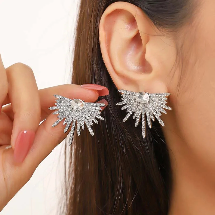 أقراط الثمانينيات تعود بريقاً ساحراً على منصات لندن لربيع وصيف 2026