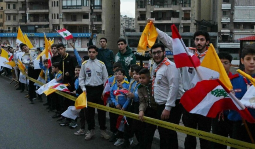 الآلاف من كشّافة المهدي يصطفّون على طريق المطار ترحيبًا بالبابا