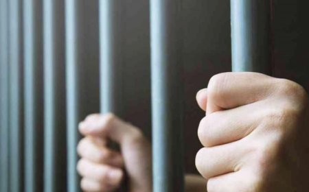 سكب الزيت المغلي على زوجته وعذبها واحرقها.. وحجته انها اتصلت بطليقها