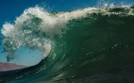 اصابات وموجات تسونامي بزلزال في اليابان