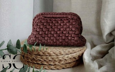 البرغندي يخطف الأضواء: حقائب شتاء 2026 بلون الفخامة الجريء!