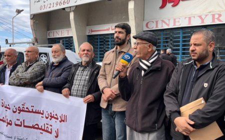 وقفة شعبية ضد سياسة تقليص خدمات الأونروا أمام مكتبها في صور