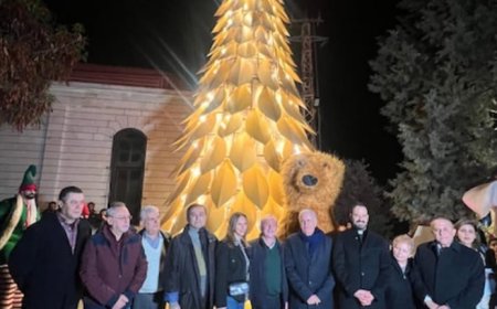 غلبون تضيء شجرة ومغارة الميلاد