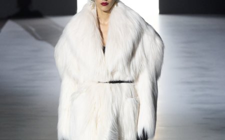 حين يتكلّم الأبيض… صيحة جريئة تعيد تعريف الأناقة هذا الموسم!