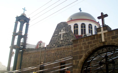 لم يكن حادثا أمنيا.. الكشف عن سبب احتراق شجرة الميلادامام كنيسة  في سوريا