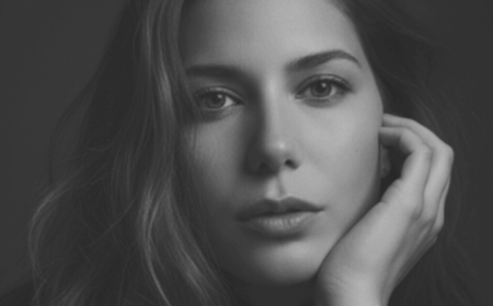 حين نضحك على الخشبة… وينزف القناص في داخلنا!!