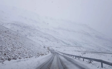 طرق جبلية مقطوعة.. وتحذير من التحكم المروري
