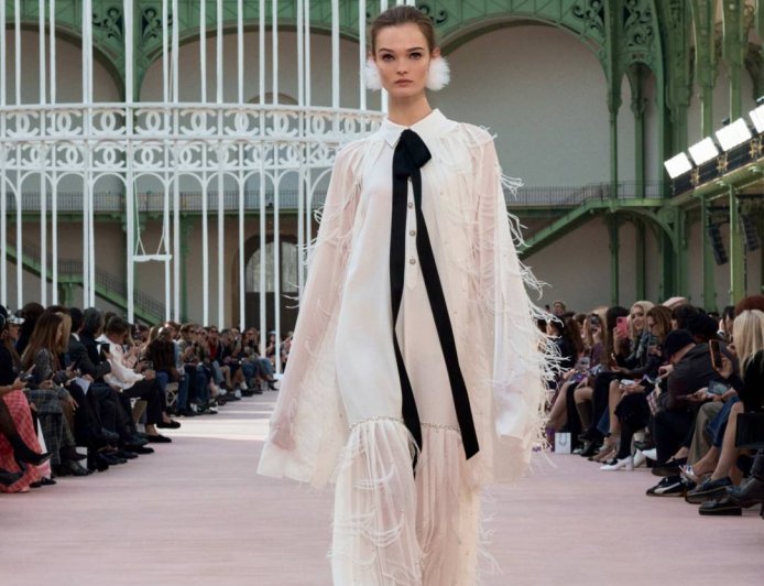    صيحة الريش تتصدّر شتاء 2026… أناقة جريئة بتفاصيل مفعمة بالحيوية