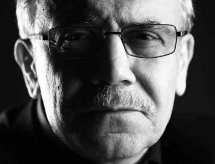 احمد قعبور منتصب القامة...