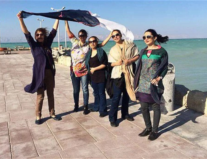 نساء بلا حجاب في ايران.. وغضب