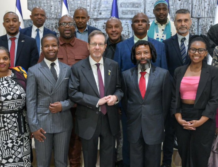 ملك يزور اسرائيل ويدعمها علنا