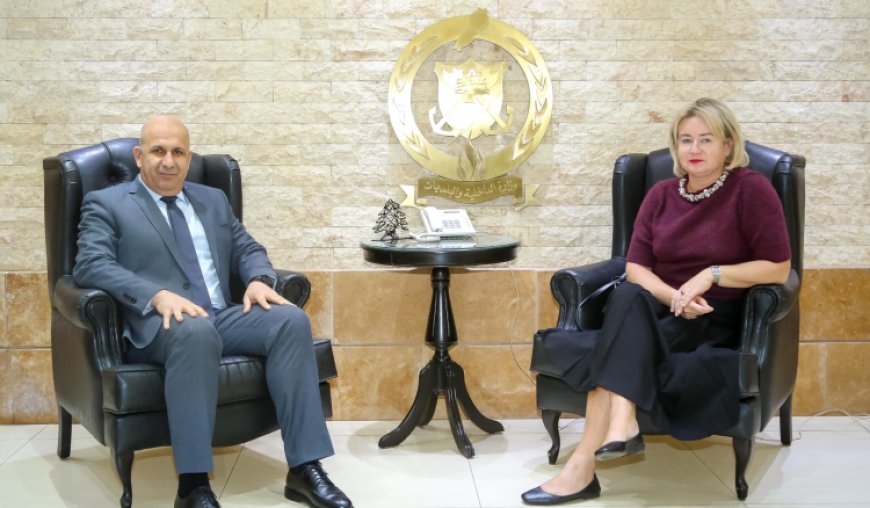 المدير العام للدفاع المدني تسلم هبتين من سفيرة بولندا