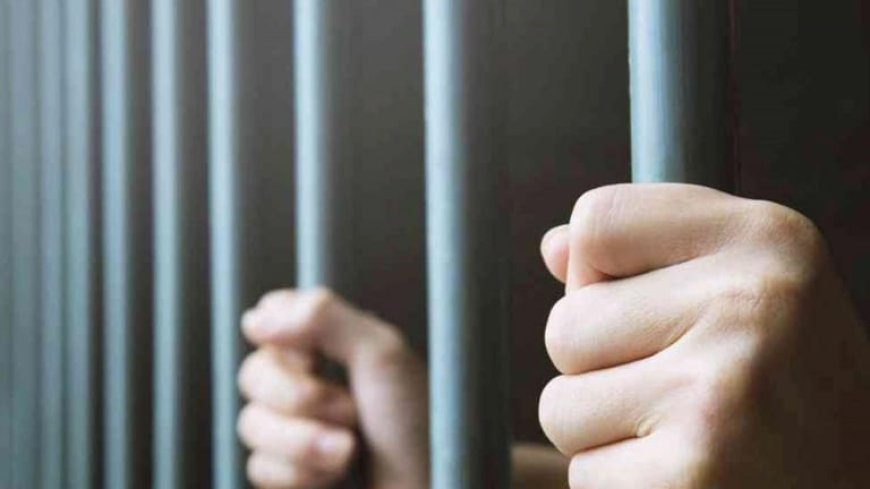 سكب الزيت المغلي على زوجته وعذبها واحرقها.. وحجته انها اتصلت بطليقها