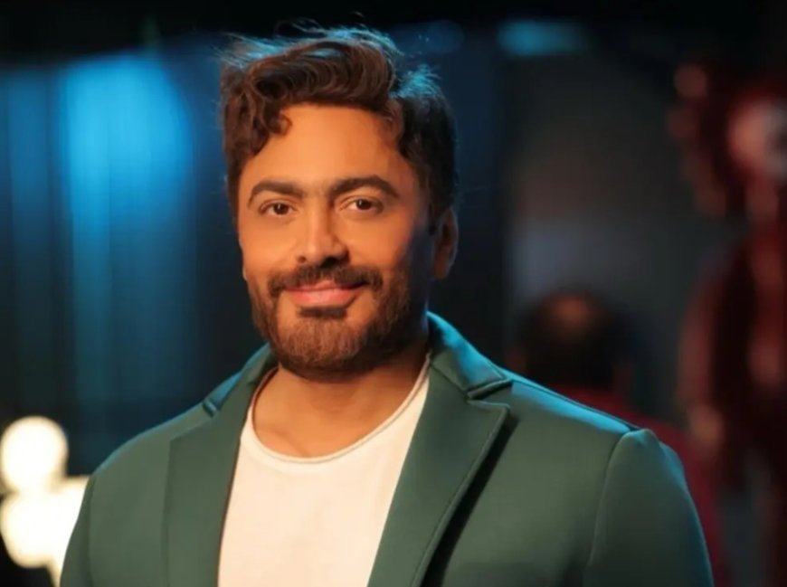 بالفيديو تامر حسني يظهر متعبًا في المسجد ...