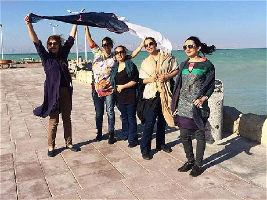 نساء بلا حجاب في ايران.. وغضب