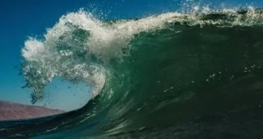 اصابات وموجات تسونامي بزلزال في اليابان