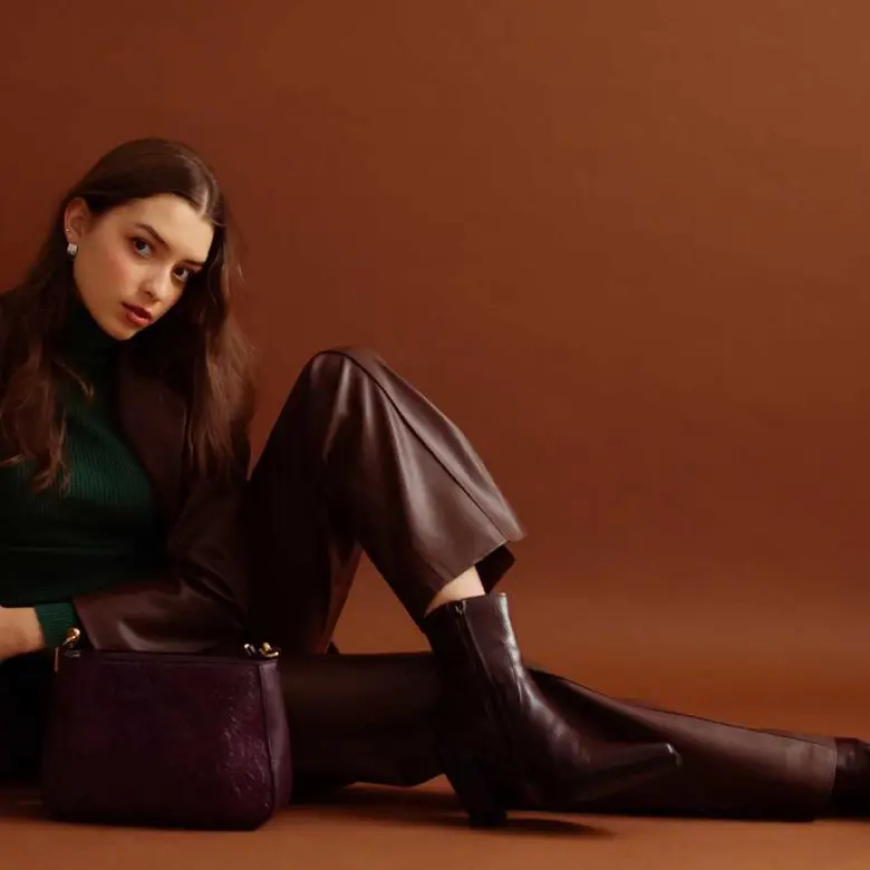 البني الشوكولاتة… نجم ألوان الشتاء