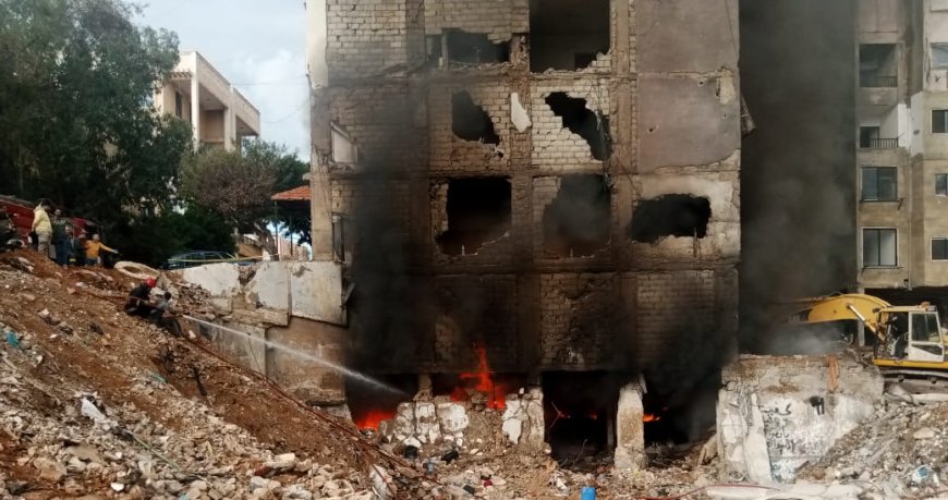 تواصل اخماد حريق داخل مبنى سكني في حارة حريك