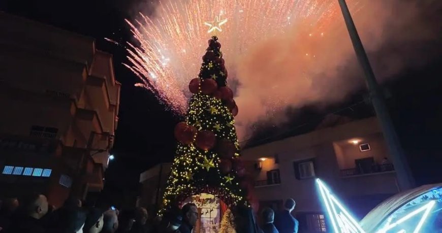 حلبا تحتفل بالميلاد وتضيء الشجرة