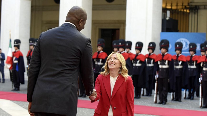 الطول والقصر.. يخطف أنظار القمة الايطالية الموزمبقية