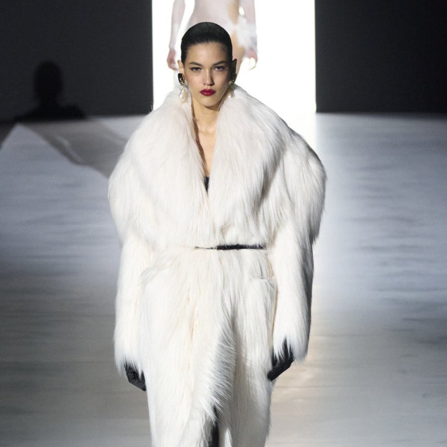 حين يتكلّم الأبيض… صيحة جريئة تعيد تعريف الأناقة هذا الموسم!