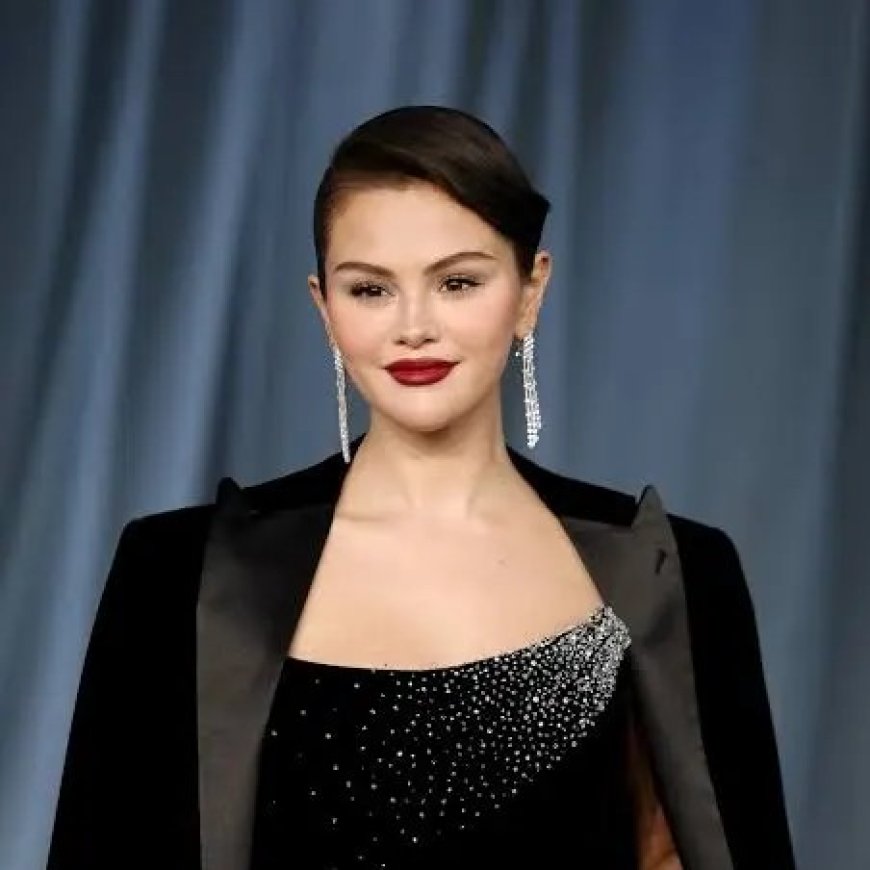 سيلينا غوميز تكشف معاناتها مع الكَلَف بروح مرحة!