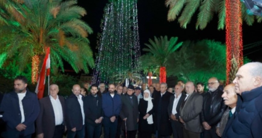 إضاءة مستديرة جامع الحريري على مدخل صيدا الشمالي بزينة الأعياد