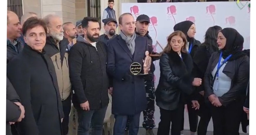 دورس تحتفل بعيد الميلاد