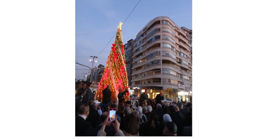 بحضور وزراء ونواب.. طرابلس تضيء شجرة الميلاد