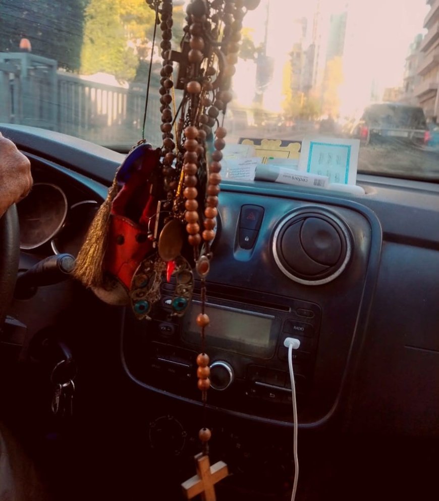 محمد… تاكسي بيروت الذي يحمل المدينة على زجاجه...